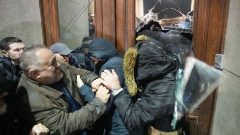ЂИЛАСОВЦИ БУКВАЛНО ПОЧЕЛИ ДА ЛАЈУ: Руља подивљала испред Скупштине града Београда ЂИЛАСОВЦИ БУКВАЛНО ПОЧЕЛИ ДА ЛАЈУ: Руља подивљала испред Скупштине града Београда