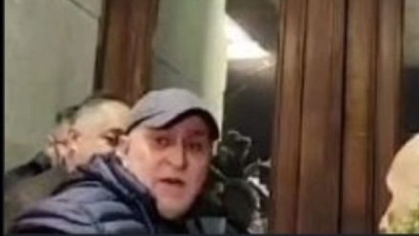 ЧЕТКАН ОСВЕДОЧЕНИ СИЛЕЏИЈА: Ово је један од насилника пред Скупштином Београда - добро познат полицији ЧЕТКАН ОСВЕДОЧЕНИ СИЛЕЏИЈА: Ово је један од насилника пред Скупштином Београда - добро познат полицији