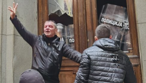 ГРУПА КОЈА ПОДРЖАВА ОСУЂЕНИКА НАВАЉНОГ УЗ ЂИЛАСОВЦЕ: Оно што први мајдановци нису успели у Русији, сад покушавају у Србији ГРУПА КОЈА ПОДРЖАВА ОСУЂЕНИКА НАВАЉНОГ УЗ ЂИЛАСОВЦЕ: Оно што први мајдановци нису успели у Русији, сад покушавају у Србији