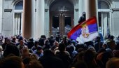 УХАПШЕНО 30 ОСОБА КОЈИ СУ ИЗАЗВАЛИ НЕРЕДЕ: Више полицајаца повређено УХАПШЕНО 30 ОСОБА КОЈИ СУ ИЗАЗВАЛИ НЕРЕДЕ: Више полицајаца повређено