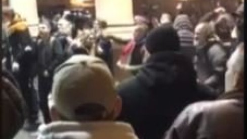 KAMENJEM NA SKUPŠTINU GRADA: Divljaštvo Đilasove opozicije nema granica (VIDEO) KAMENJEM NA SKUPŠTINU GRADA: Divljaštvo Đilasove opozicije nema granica (VIDEO)