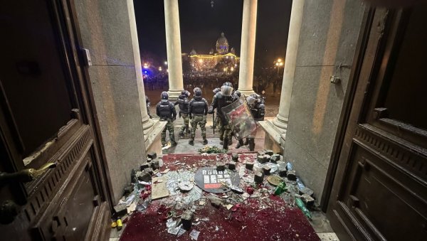 ЂИЛАСОВИ ХУЛИГАНИ С ФАНТОМКАМА ГАЂАЛИ КАЕНИЦАМА ПОЛИЦАЈЦЕ: Ужасне сцене у центру Београда (ВИДЕО) ЂИЛАСОВИ ХУЛИГАНИ С ФАНТОМКАМА ГАЂАЛИ КАЕНИЦАМА ПОЛИЦАЈЦЕ: Ужасне сцене у центру Београда (ВИДЕО)