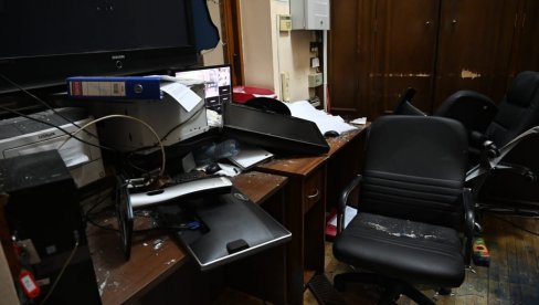 ШАПИЋ ПОКАЗАО НОВЕ СЛИКЕ УНИШТЕНЕ СКУПШТИНЕ: Погледајте шта су урадили Ђиласови демонстранти (ФОТО) ШАПИЋ ПОКАЗАО НОВЕ СЛИКЕ УНИШТЕНЕ СКУПШТИНЕ: Погледајте шта су урадили Ђиласови демонстранти (ФОТО)
