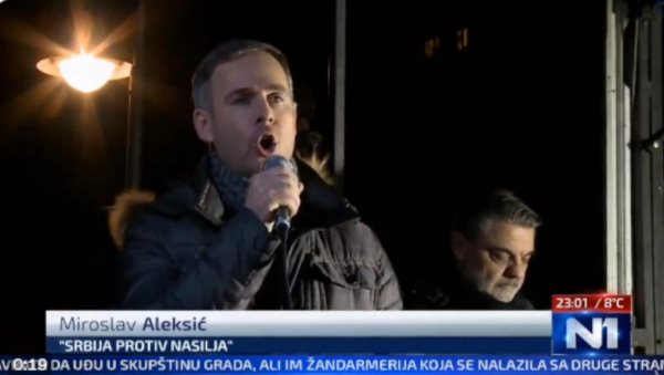 ГДЕ СУ ГОД НАСИЛНИ ПРОТЕСТИ ТУ ЈЕ И АЛЕКСИЋ Мики од Трстеника дошао да прави нереде по Новом Саду (ФОТО) ГДЕ СУ ГОД НАСИЛНИ ПРОТЕСТИ ТУ ЈЕ И АЛЕКСИЋ Мики од Трстеника дошао да прави нереде по Новом Саду (ФОТО)