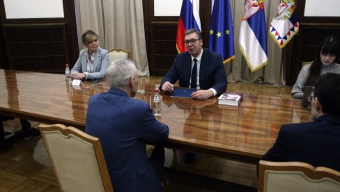 U TOKU SASTANAK U PREDSEDNIŠTVU: Ruski ambasador poklonio Vučiću knjigu „Strogo poverljivo“ (FOTO) U TOKU SASTANAK U PREDSEDNIŠTVU: Ruski ambasador poklonio Vučiću knjigu „Strogo poverljivo“ (FOTO)