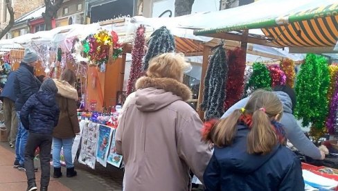 PRODAJU SAMO NOVOGODIŠNJE I BOŽIĆNE UKRASE: Praznični ulični bazar u Velikom Gradištu