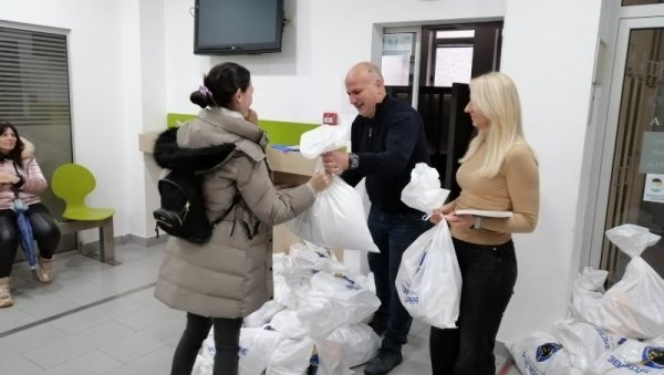 ПАКЕТИЋИ ЗА БЕБЕ: Општина Звездара поново обрадовала родитеље и њихове малишане ПАКЕТИЋИ ЗА БЕБЕ: Општина Звездара поново обрадовала родитеље и њихове малишане