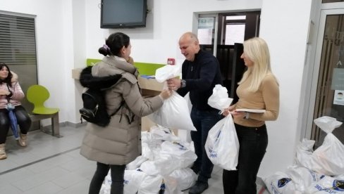 PAKETIĆI ZA BEBE: Opština Zvezdara ponovo obradovala roditelje i njihove mališane PAKETIĆI ZA BEBE: Opština Zvezdara ponovo obradovala roditelje i njihove mališane