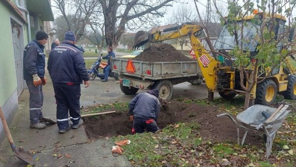 КАНАЛИЗАЦИЈУ УВЕЛО ТРИДЕСЕТАК ДОМАЋИНСТАВА: Павлиш прво село у Вршцу које је добило фекалну мрежу (ФОТО) КАНАЛИЗАЦИЈУ УВЕЛО ТРИДЕСЕТАК ДОМАЋИНСТАВА: Павлиш прво село у Вршцу које је добило фекалну мрежу (ФОТО)
