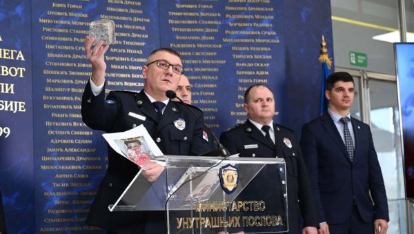 ОВИМ СУ НАСРНУЛИ НА СРПСКУ ПОЛИЦИЈУ: Начелник Ивковић показао - Гађали су их каменицама, моткама, дрвеним палицама... (ФОТО) ОВИМ СУ НАСРНУЛИ НА СРПСКУ ПОЛИЦИЈУ: Начелник Ивковић показао - Гађали су их каменицама, моткама, дрвеним палицама... (ФОТО)