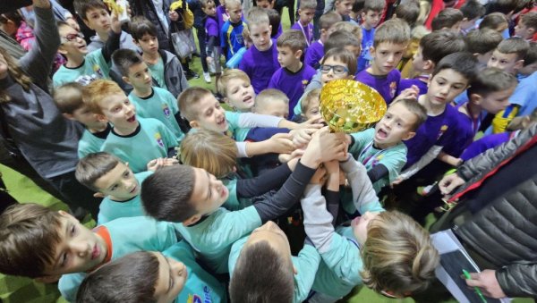 НАЈБОЉИ МАЛИ ФУДБАЛЕРИ: Екипе ОШ Јован Миодраговић победници Супер лиге НАЈБОЉИ МАЛИ ФУДБАЛЕРИ: Екипе ОШ Јован Миодраговић победници Супер лиге
