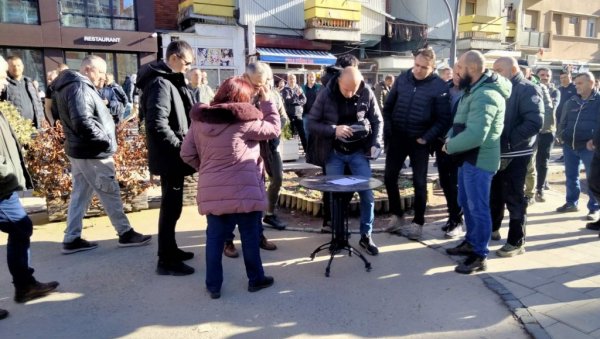 МИРАН ПРОТЕСТ ПРИВРЕДНИКА СА КиМ: Потписивање петиције због блокаде робе из централне Србије МИРАН ПРОТЕСТ ПРИВРЕДНИКА СА КиМ: Потписивање петиције због блокаде робе из централне Србије