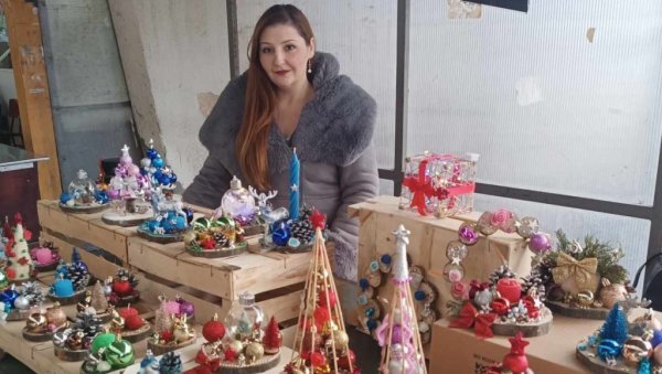 КРУШЕВЉАНКА ПРАВИ ДЕКОРАЦИЈЕ ЗА НОВУ ГОДИНУ, А ЕВО У ЧЕМУ ЈЕ ПОСЕБНА: Део прихода од продаје даје за лечење болесног дечака(ФОТО) КРУШЕВЉАНКА ПРАВИ ДЕКОРАЦИЈЕ ЗА НОВУ ГОДИНУ, А ЕВО У ЧЕМУ ЈЕ ПОСЕБНА: Део прихода од продаје даје за лечење болесног дечака(ФОТО)