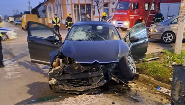 У БОЛНИЦИ И МАЈКА И ЋЕРКА: Детаљи стравичне саобраћајне несреће у Кикинди, после судара са „цитроеном“, мерцедес пробио излог продавнице У БОЛНИЦИ И МАЈКА И ЋЕРКА: Детаљи стравичне саобраћајне несреће у Кикинди, после судара са „цитроеном“, мерцедес пробио излог продавнице