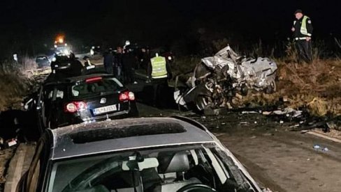 OSTALI BEZ SINA JEDINCA: Dva muškarca i jedna žena nastradali u direktnom sudaru dva automobila, Plav zanemeo od tuge (FOTO)