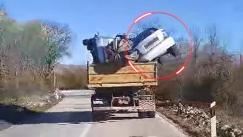 ВОЗАЧ ИЗ ПАКЛА Видите шта је све натоварио на камион и како вози (ВИДЕО) ВОЗАЧ ИЗ ПАКЛА Видите шта је све натоварио на камион и како вози (ВИДЕО)