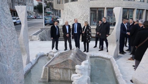 NOVA FONTANA TREBINJU: Vajar Milivoje Bokić poklonio gradu umetničko delo NOVA FONTANA TREBINJU: Vajar Milivoje Bokić poklonio gradu umetničko delo