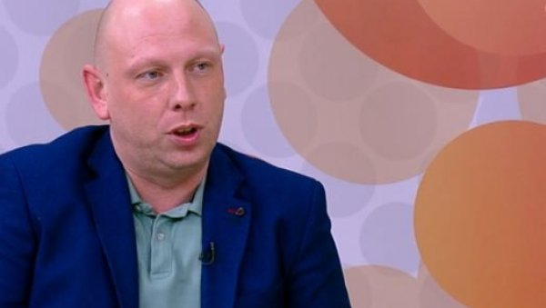 ОПСЕДНУТ ТУЖИОЦЕМ: Уредник Нове С на столу држи слику Стефановића и црно срце (ФОТО) ОПСЕДНУТ ТУЖИОЦЕМ: Уредник Нове С на столу држи слику Стефановића и црно срце (ФОТО)
