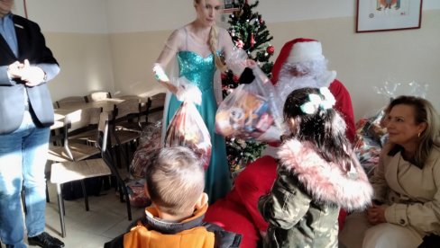 NOVOGODIŠNJI DAROVI DECI ČIJI SU RODITELJI KORISNICI NARODNE KUHINJE U NOVOM SADU Paketići i deci sa kazana NOVOGODIŠNJI DAROVI DECI ČIJI SU RODITELJI KORISNICI NARODNE KUHINJE U NOVOM SADU Paketići i deci sa kazana