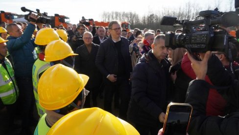 PRIBLIŽAVA SOMBOR NOVOM SADU I BEOGRADU, ALI I MAĐARSKOJ Vučić: Veliki broj mesta u Vojvodini biće na mapi najboljih puteva u Srbiji PRIBLIŽAVA SOMBOR NOVOM SADU I BEOGRADU, ALI I MAĐARSKOJ Vučić: Veliki broj mesta u Vojvodini biće na mapi najboljih puteva u Srbiji