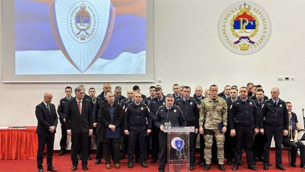 СПАСАВАЛИ ГРАЂАНЕ ИЗ ПОЖАРА, РЕКА И ПРОВАЛИЈА, ДАВАЛИ КРВ У АКЦИЈАМА: Захвалнице храбрим полицајцима СПАСАВАЛИ ГРАЂАНЕ ИЗ ПОЖАРА, РЕКА И ПРОВАЛИЈА, ДАВАЛИ КРВ У АКЦИЈАМА: Захвалнице храбрим полицајцима
