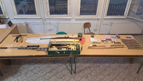 У КУЋИ ОТКРИВЕН АРСЕНАЛ: Ухапшен Новосађанин осумњичен за нелегално оружје У КУЋИ ОТКРИВЕН АРСЕНАЛ: Ухапшен Новосађанин осумњичен за нелегално оружје