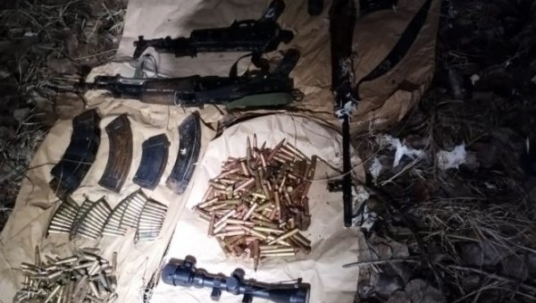 САСЛУШАН И ТРЕЋИ УХАПШЕНИ ЗБОГ ОРУЖЈА У НОВОБЕОГРАДСКОЈ ГАРАЖИ: Осимњичен за трговину наркотицима и оружјем САСЛУШАН И ТРЕЋИ УХАПШЕНИ ЗБОГ ОРУЖЈА У НОВОБЕОГРАДСКОЈ ГАРАЖИ: Осимњичен за трговину наркотицима и оружјем