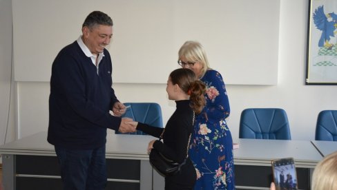 ULEPŠALI IM PRAZNIKE: Opština Čukarica obradovala mališane bez roditeljskog staranja ULEPŠALI IM PRAZNIKE: Opština Čukarica obradovala mališane bez roditeljskog staranja