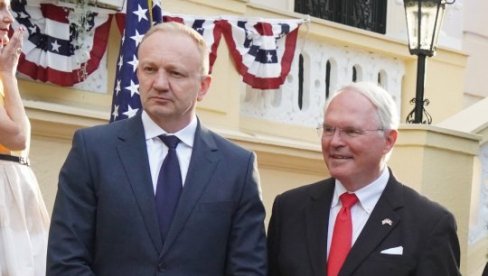 KLELI SE U STRANCE, SAD IM NI HIL NE VALJA: Lideri Đilasove liste udarili i na ambasadora SAD pošto je osudio vandalizam KLELI SE U STRANCE, SAD IM NI HIL NE VALJA: Lideri Đilasove liste udarili i na ambasadora SAD pošto je osudio vandalizam