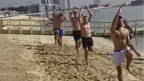 HRVATSKA ZATEČENA: Zašto je Novak Đoković na plaži poveo ples grupe polugolih muškaraca? HRVATSKA ZATEČENA: Zašto je Novak Đoković na plaži poveo ples grupe polugolih muškaraca?