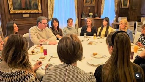 VUČIĆ SA SVOJIM SARADNICAMA: Žene su uvek bile najveća snaga mog kabineta (VIDEO) VUČIĆ SA SVOJIM SARADNICAMA: Žene su uvek bile najveća snaga mog kabineta (VIDEO)