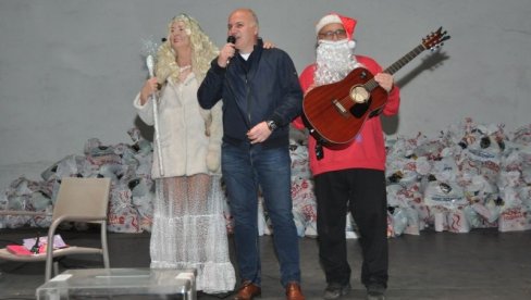 VIŠE OD 11.000 PAKETIĆA: Opština Zvezdara obradovala najmlađe sugrađane VIŠE OD 11.000 PAKETIĆA: Opština Zvezdara obradovala najmlađe sugrađane