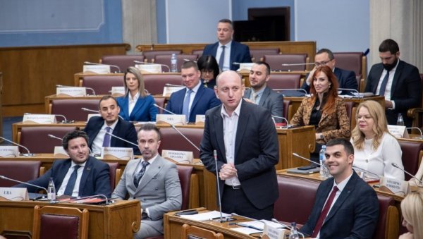 ПРОМЕНИТИ МИЛОВ ЗАКОН: Питање двојног држављанства годинама један од извора тензија у Црној Гори ПРОМЕНИТИ МИЛОВ ЗАКОН: Питање двојног држављанства годинама један од извора тензија у Црној Гори