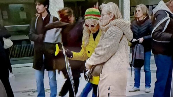 СЛИКА ГОВОРИ ВИШЕ ОД РЕЧИ: Доказ да протест на Студентском тргу нема везе са студентима (ФОТО) СЛИКА ГОВОРИ ВИШЕ ОД РЕЧИ: Доказ да протест на Студентском тргу нема везе са студентима (ФОТО)