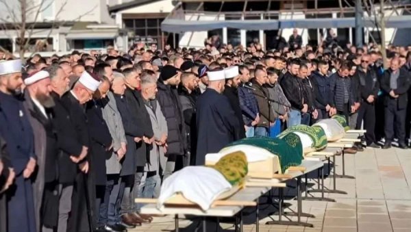 ПЛАВ ЗАНЕМЕО ОД БОЛА: Хиљаде грађана Црне Горе опростило се од жртава језиве саобраћајке (ФОТО) ПЛАВ ЗАНЕМЕО ОД БОЛА: Хиљаде грађана Црне Горе опростило се од жртава језиве саобраћајке (ФОТО)