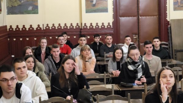 Општина Апатин стипендира 137 студената Општина Апатин стипендира 137 студената