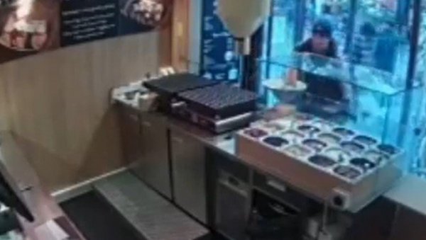 БЕЗ ИМАЛО СРАМА И У ПОЛА БЕЛА ДАНА: Ушетао у објекат у центру Београда и узео новац, камере забележиле све (ВИДЕО) БЕЗ ИМАЛО СРАМА И У ПОЛА БЕЛА ДАНА: Ушетао у објекат у центру Београда и узео новац, камере забележиле све (ВИДЕО)