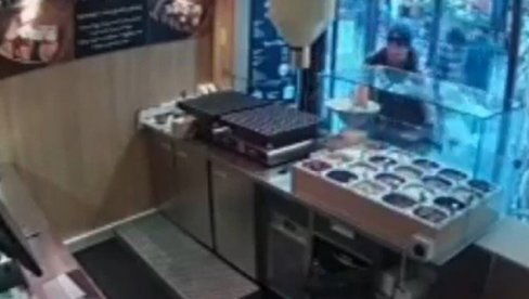 BEZ IMALO SRAMA I U POLA BELA DANA: Ušetao u objekat u centru Beograda i uzeo novac, kamere zabeležile sve (VIDEO) BEZ IMALO SRAMA I U POLA BELA DANA: Ušetao u objekat u centru Beograda i uzeo novac, kamere zabeležile sve (VIDEO)