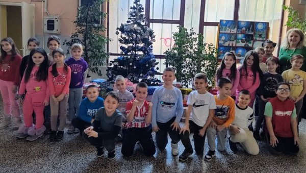 ДАРОВИ УГЉЕВИЧКИХ МАЛИПАНА ВРШЊАЦИКА НА КОСМЕТУ: Ђаци подржали Хуманитарни штанд-пакетићи за децу на Косову и Метохији ДАРОВИ УГЉЕВИЧКИХ МАЛИПАНА ВРШЊАЦИКА НА КОСМЕТУ: Ђаци подржали Хуманитарни штанд-пакетићи за децу на Косову и Метохији