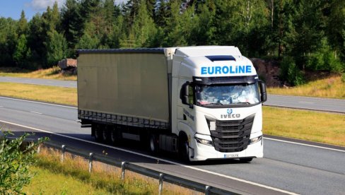 ŽIVOT PIŠE DRAME: Kamiondžija sleteo s puta, danima pio kišnicu da bi preživeo - zarobljen u olupini ŽIVOT PIŠE DRAME: Kamiondžija sleteo s puta, danima pio kišnicu da bi preživeo - zarobljen u olupini
