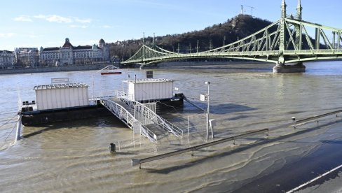 НЕСВАКИДАШЊИ ПРИЗОР ИЗ БУДИМПЕШТЕ: Излио се Дунав - кејеви под водом (ФОТО)