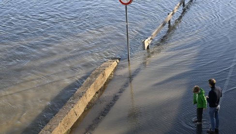 DUNAV U BEOGRADU OSTAJE U KORITU: Stigao poplavni talas iz Mađarske, što je izazvalo izlivanje reke u najnižim delovima Novog Sada DUNAV U BEOGRADU OSTAJE U KORITU: Stigao poplavni talas iz Mađarske, što je izazvalo izlivanje reke u najnižim delovima Novog Sada