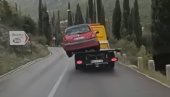 DRŽI MU BALANS Vozači gledali u čudu ka prikolici kamiona šlep-službe (VIDEO) DRŽI MU BALANS Vozači gledali u čudu ka prikolici kamiona šlep-službe (VIDEO)
