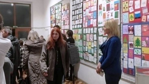 ИЗЛОЖБА НОВОГОДИШЊИХ ЧЕСТИТКИ: Традиција која траје у параћинској библиотеци (ФОТО) ИЗЛОЖБА НОВОГОДИШЊИХ ЧЕСТИТКИ: Традиција која траје у параћинској библиотеци (ФОТО)