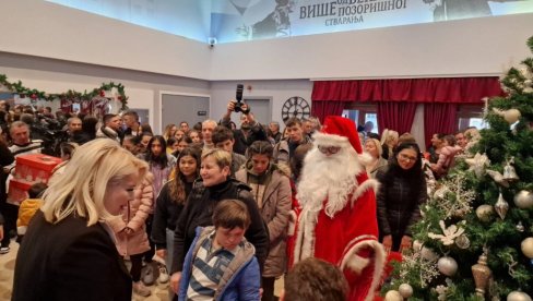 PAŽNJA NADLEŽNOG MINISTARSTVA: Paketići za decu iz leskovačkih hraniteljskih porodica PAŽNJA NADLEŽNOG MINISTARSTVA: Paketići za decu iz leskovačkih hraniteljskih porodica