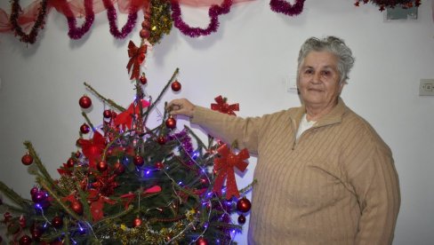 DARUJE PAKETIĆE IZ LJUBAVI PREMA UNUKU: Humanost Milene Konstatinović iz Kikinde koja već deset godina komšijskoj deci ulepšava praznik DARUJE PAKETIĆE IZ LJUBAVI PREMA UNUKU: Humanost Milene Konstatinović iz Kikinde koja već deset godina komšijskoj deci ulepšava praznik