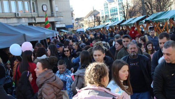 ДЕВЕТИ НОВОГОДИШЊИ БАЗАР: Забава за најмлађе пред Нову годину ДЕВЕТИ НОВОГОДИШЊИ БАЗАР: Забава за најмлађе пред Нову годину