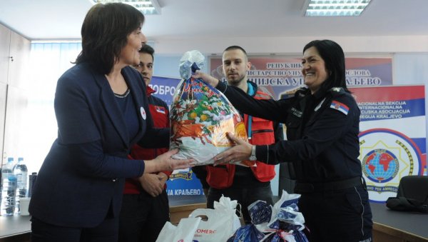 УВЕК НА ВИСИНИ ЗАДАТКА: Хуманитарна акција припадника ПУ Краљево и Одреда Жандармерије УВЕК НА ВИСИНИ ЗАДАТКА: Хуманитарна акција припадника ПУ Краљево и Одреда Жандармерије