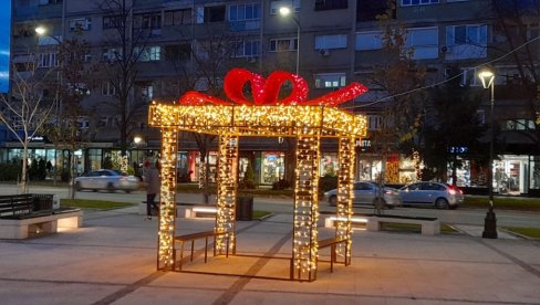 POKLON NAJMLAĐIM LESKOVČANIMA: Centralna podela novogodišnjih paketića POKLON NAJMLAĐIM LESKOVČANIMA: Centralna podela novogodišnjih paketića