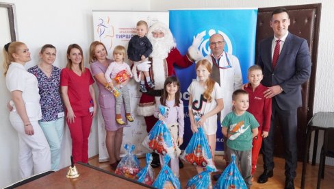 „DUNAV“ I OVE GODINE OBRADOVAO DECU NOVOGODIŠNJIM PAKETIĆIMA